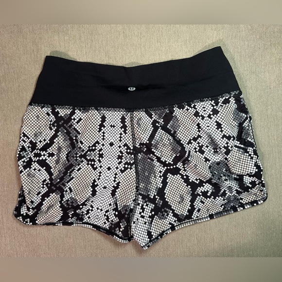 Lululemon Sunset Salutation shorts - Picture 4 of 7